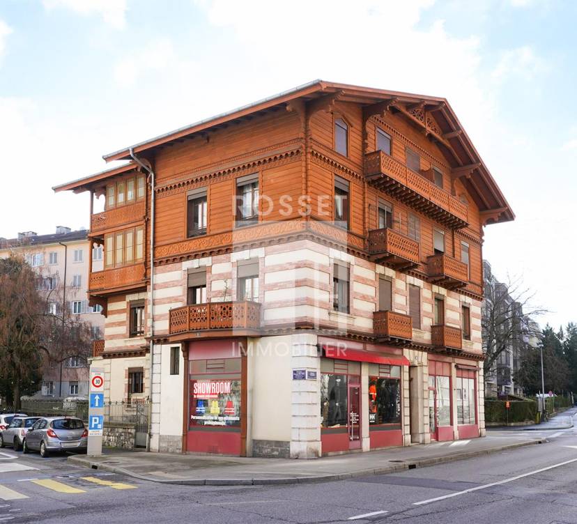 Appartement de 3 pièces au 1er étage dans un immeuble au cachet historique \