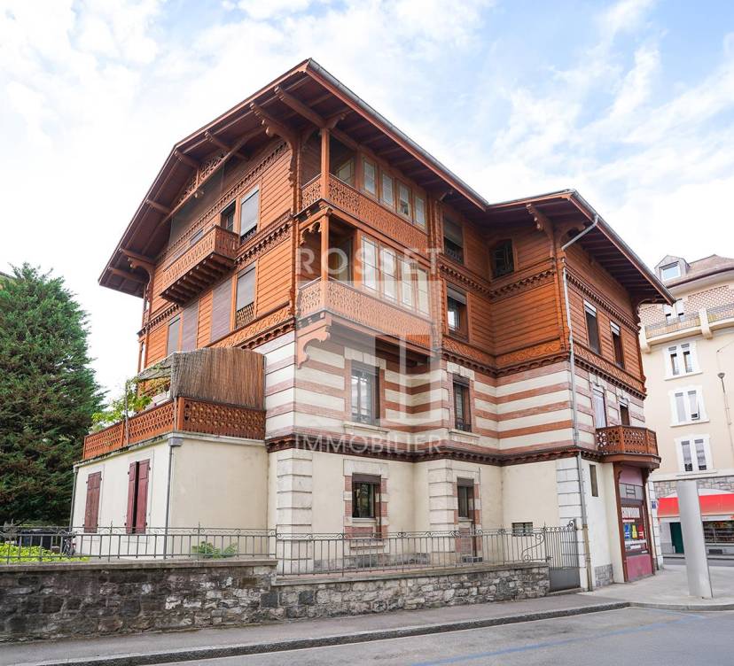 Appartement de 3 pièces au 1er étage dans un immeuble au cachet historique \