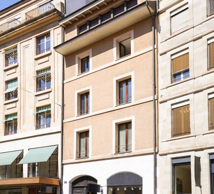 Charmant immeuble proche de toutes commodités, situé à la rue de la Rôtisserie et fenêtres donnant sur la rue du Marché.