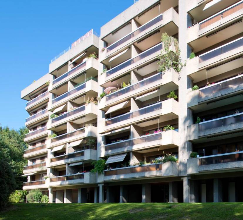 Plusieurs places de parking au sous-sol de l\'immeuble Route de Frontenex 92-100 sont disponible.