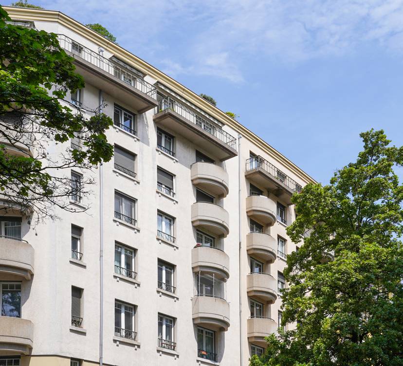 ATTIQUE TRAVERSANT de 5 pièces au 8ème étage avec accès direct par l\'ascenseur