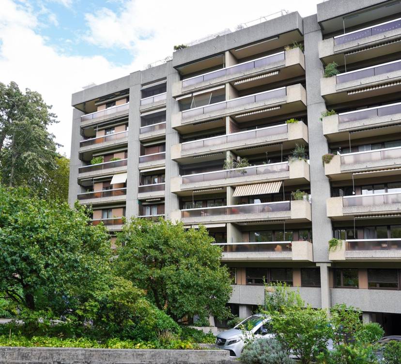 Dans immeuble de standing, grand appartement traversant de 4 pièces au 4ème étage avec balcons. 
