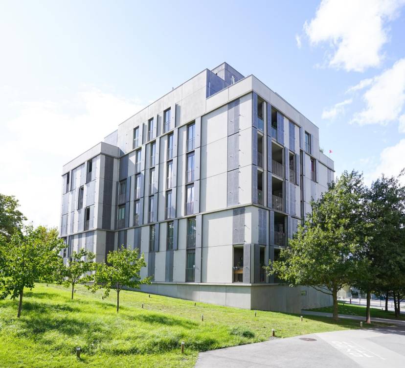 Bel appartement de 4 pièces au 2ème étage se composant comme suit : 