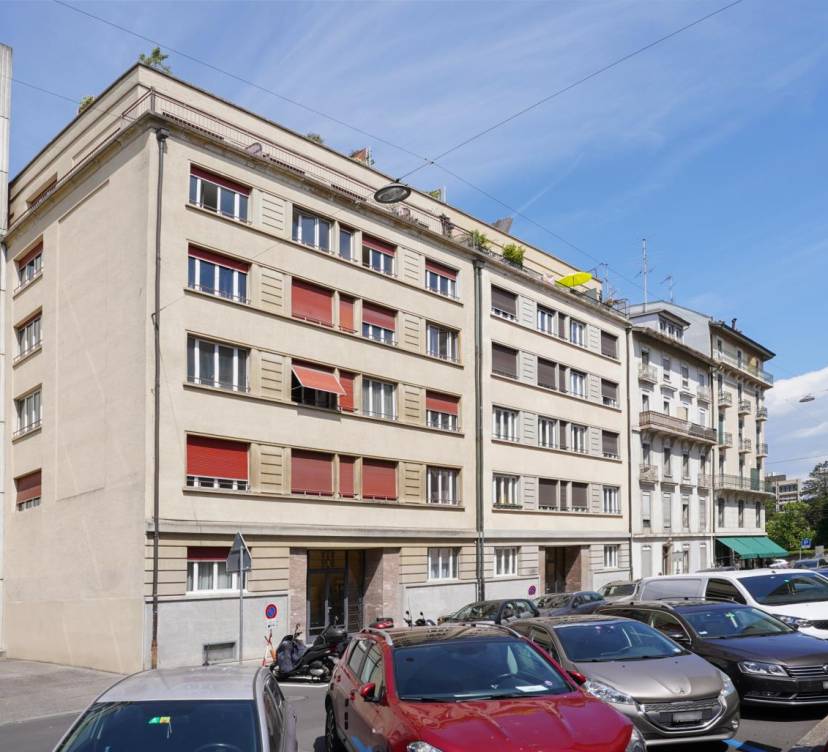Appartement de 3.5 pièces au 5ème étage dans un immeuble avec ascenseur.
