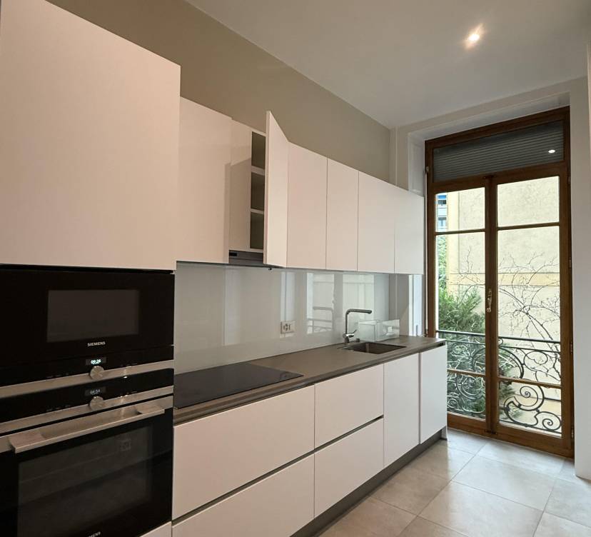 Bel objet d\'environ 171m2 situé au 1er étage, en plein coeur du Quartier de Champel et proche de toutes les commodités. 