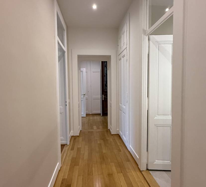 Bel objet d\'environ 171m2 situé au 1er étage, en plein coeur du Quartier de Champel et proche de toutes les commodités. 