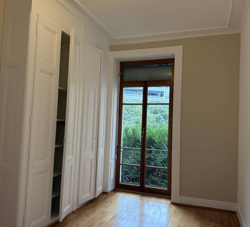 Bel objet d\'environ 171m2 situé au 1er étage, en plein coeur du Quartier de Champel et proche de toutes les commodités. 