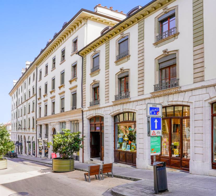 Appartement de 3 pièces d\'environ 57m2 idéalement situé dans un immeuble de standing, au coeur du centre-ville de Genève, proche des Rues Basses et de toutes commodités.