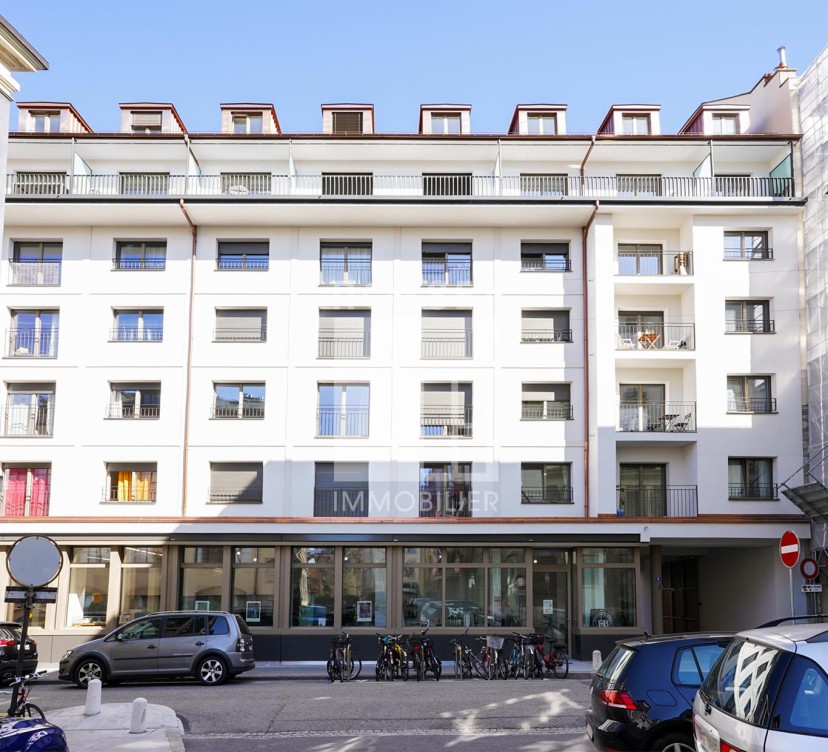 Parking moto extérieur au rez-de-chaussée