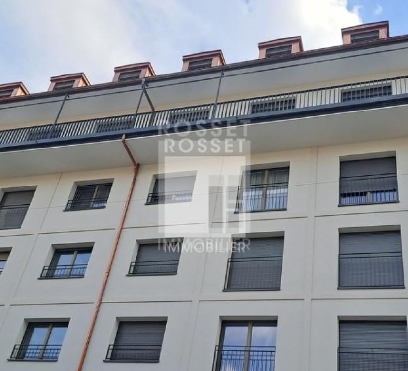 Parking moto extérieur au rez-de-chaussée