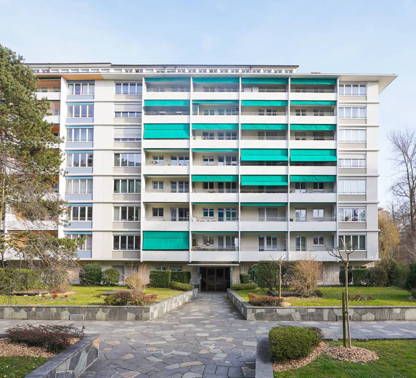 Appartement de 4.5 pièces au 2ème étage dans un immeuble avec ascenseur.