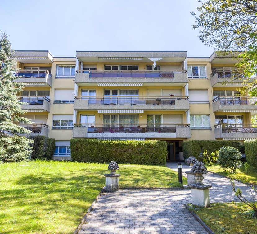 Très bel appartement de 4.5 pièces au rez-de-chaussée. Idéalement situé, proche de l\'autoroute, à proximité des commerces et desservit par les transports publiques.