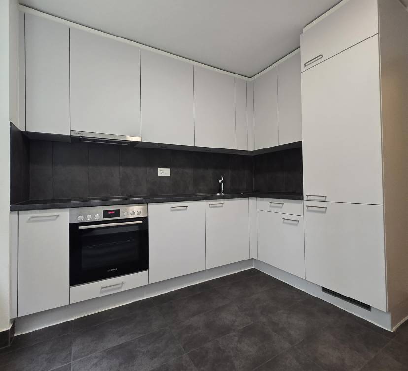 Très bel appartement de 4.5 pièces au rez-de-chaussée. Idéalement situé, proche de l\'autoroute, à proximité des commerces et desservit par les transports publiques.