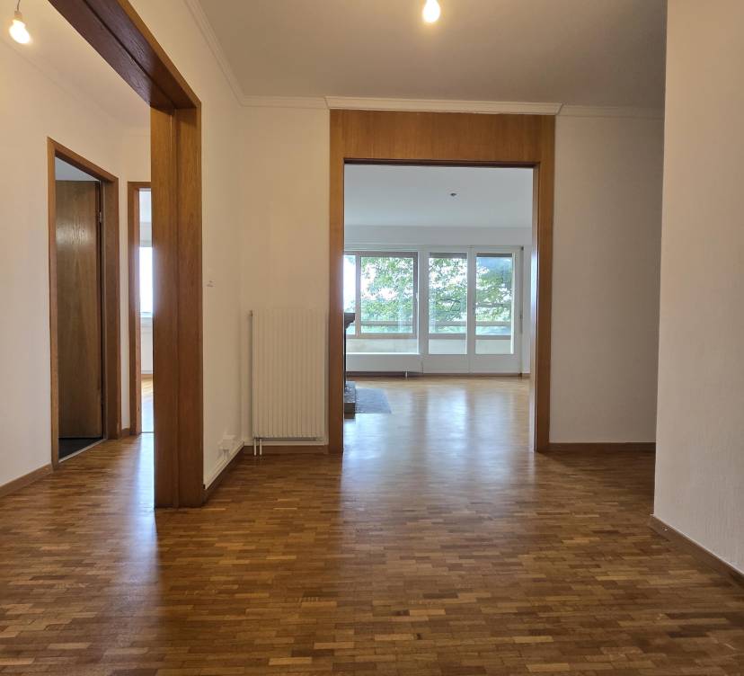 Très bel appartement de 4.5 pièces au rez-de-chaussée. Idéalement situé, proche de l\'autoroute, à proximité des commerces et desservit par les transports publiques.