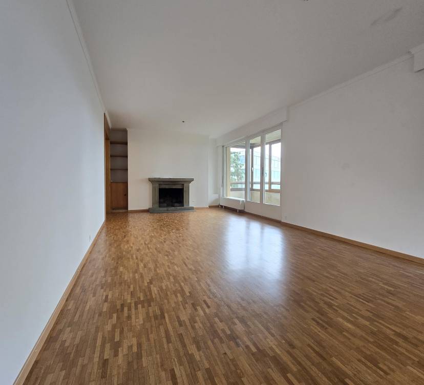 Très bel appartement de 4.5 pièces au rez-de-chaussée. Idéalement situé, proche de l\'autoroute, à proximité des commerces et desservit par les transports publiques.