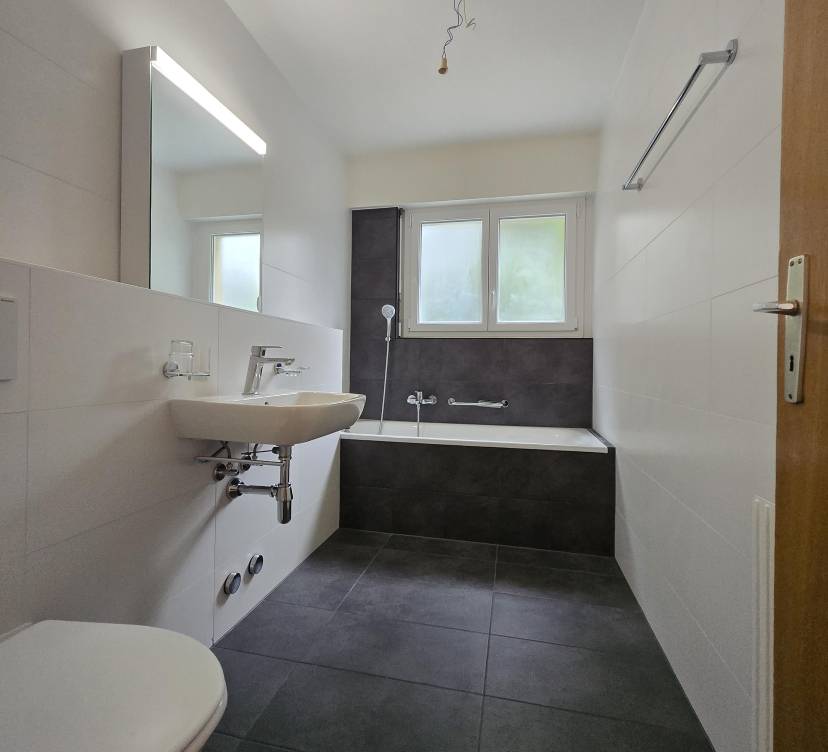 Très bel appartement de 4.5 pièces au rez-de-chaussée. Idéalement situé, proche de l\'autoroute, à proximité des commerces et desservit par les transports publiques.