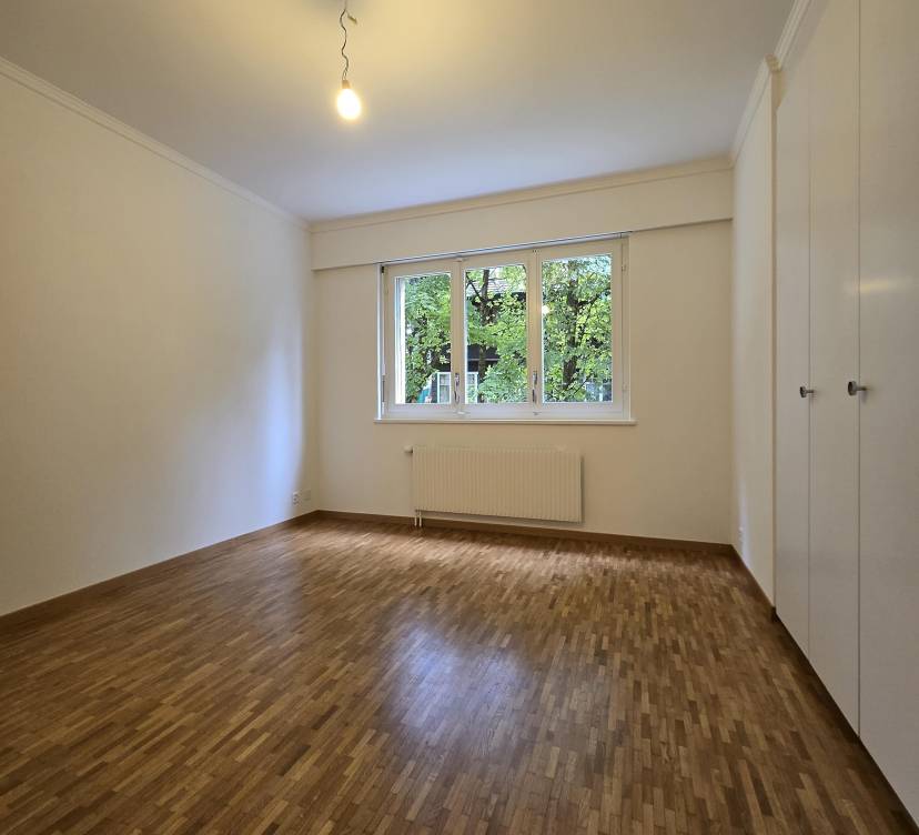 Très bel appartement de 4.5 pièces au rez-de-chaussée. Idéalement situé, proche de l\'autoroute, à proximité des commerces et desservit par les transports publiques.