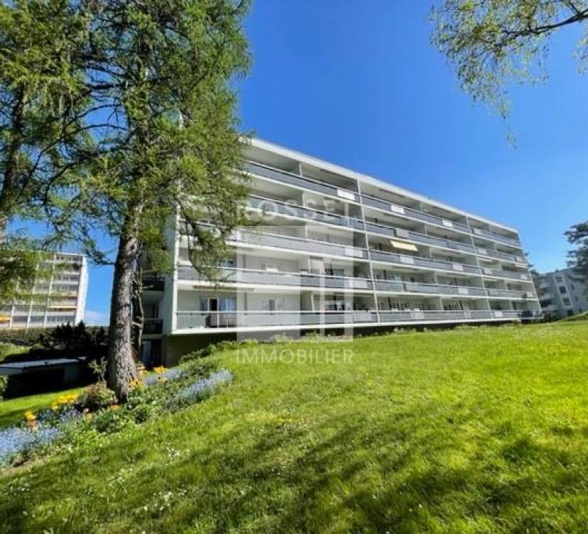 Cet appartement de 5 pièces situé 5ème étage vient d\'être entièrement rénové et est prêt pour une nouvelle location. Il se trouve dans un quartier calme et verdoyant, à proximité des commerces et transports publics (métro M2). 