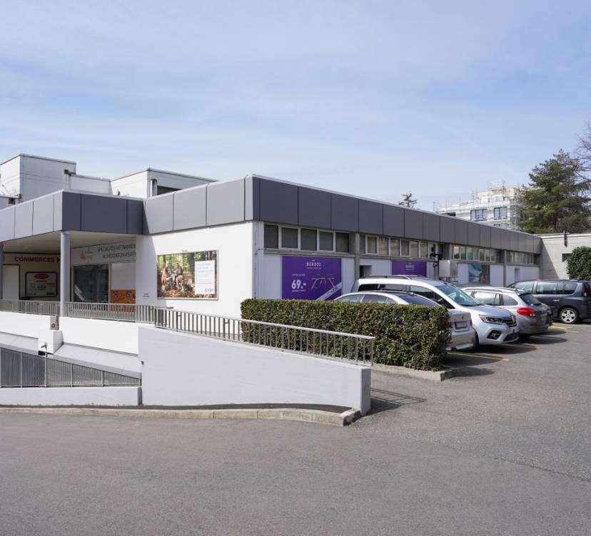 À louer : local commercial situé dans un quartier dynamique et très agréable, à deux pas des Plaines-du-Loup et proche du centre-ville. Ce bien bénéficie d\'un emplacement stratégique au sein du centre commercial pont-des-sauges, à proximité immédiate de toutes les commodités (transports, commerces, services).