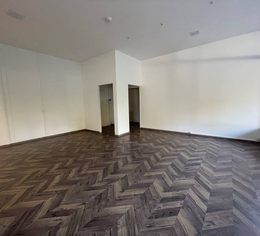 À louer : local commercial situé dans un quartier dynamique et très agréable, à deux pas des Plaines-du-Loup et proche du centre-ville. Ce bien bénéficie d\'un emplacement stratégique au sein du centre commercial pont-des-sauges, à proximité immédiate de toutes les commodités (transports, commerces, services).