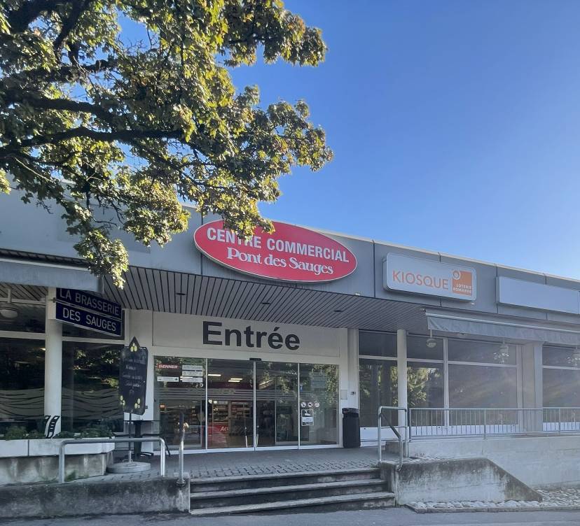 À louer : local commercial situé dans un quartier dynamique et très agréable, à deux pas des Plaines-du-Loup et proche du centre-ville. Ce bien bénéficie d\'un emplacement stratégique au sein du centre commercial pont-des-sauges, à proximité immédiate de toutes les commodités (transports, commerces, services).