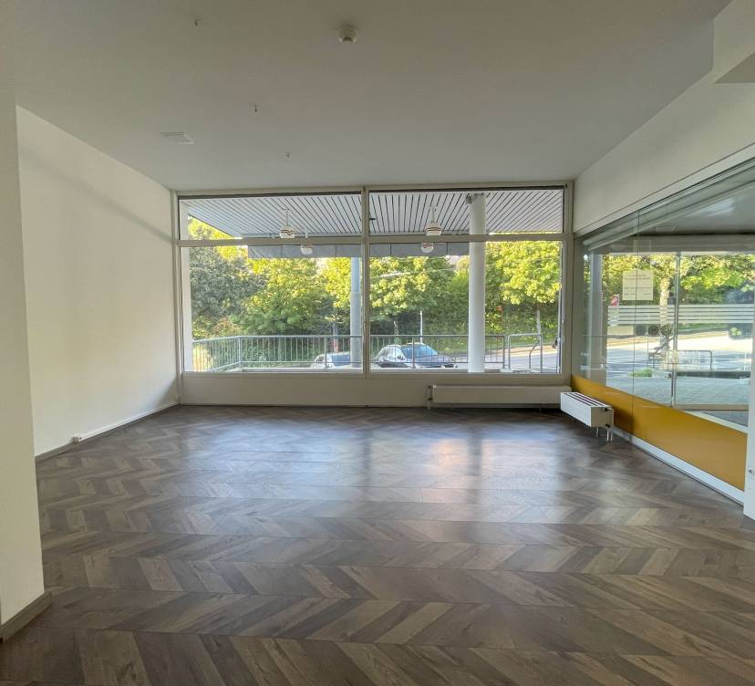 À louer : local commercial situé dans un quartier dynamique et très agréable, à deux pas des Plaines-du-Loup et proche du centre-ville. Ce bien bénéficie d\'un emplacement stratégique au sein du centre commercial pont-des-sauges, à proximité immédiate de toutes les commodités (transports, commerces, services).