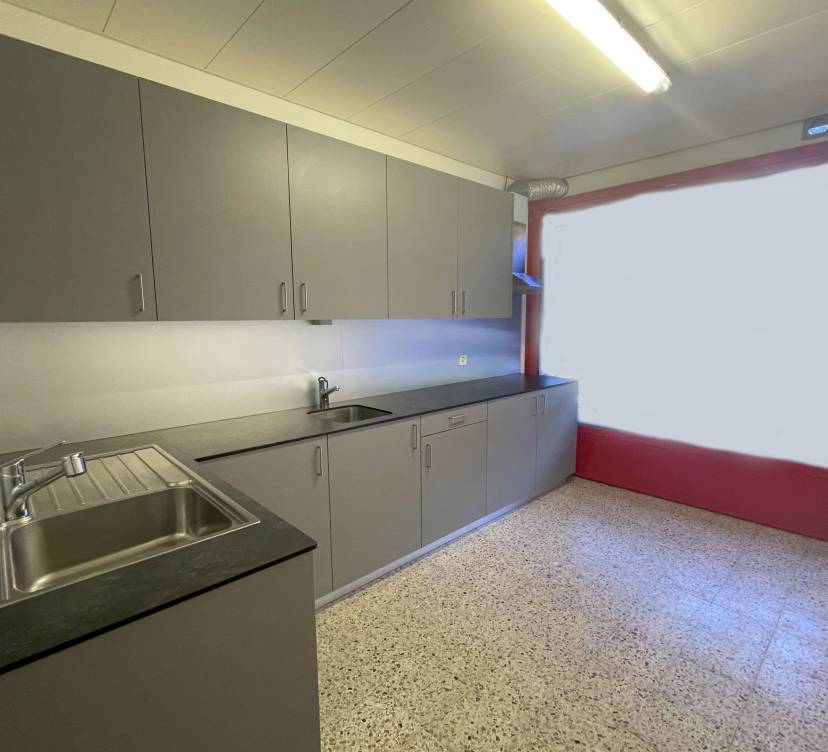 À louer : local commercial situé dans un quartier dynamique et très agréable, à deux pas des Plaines-du-Loup et proche du centre-ville. Ce bien bénéficie d\'un emplacement stratégique au sein du centre commercial pont-des-sauges, à proximité immédiate de toutes les commodités (transports, commerces, services).