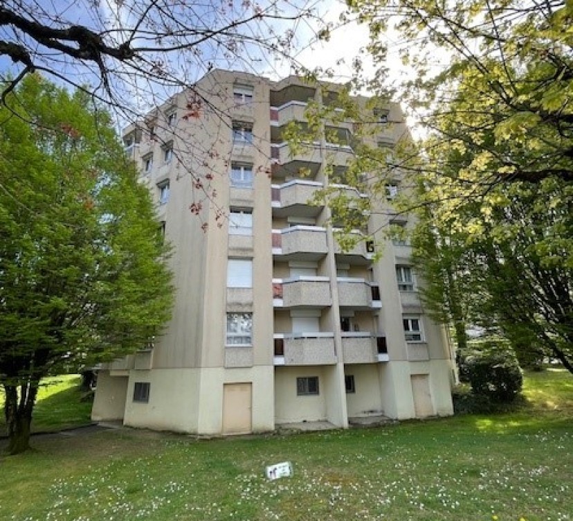 Récemment rafraîchi, l\'appartement offre un cadre agréable et soigné