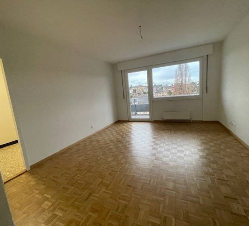 Cet appartement de 3,5 pièces, situé au 6? étage, vient d\'être rafraîchi et est prêt pour une nouvelle location. Il se trouve dans un quartier calme et résidentiel, à proximité immédiate des commerces, écoles et transports publics.
