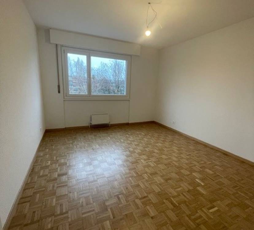 Cet appartement de 3,5 pièces, situé au 6? étage, vient d\'être rafraîchi et est prêt pour une nouvelle location. Il se trouve dans un quartier calme et résidentiel, à proximité immédiate des commerces, écoles et transports publics.