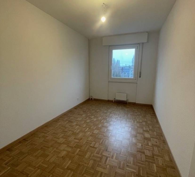 Cet appartement de 3,5 pièces, situé au 6? étage, vient d\'être rafraîchi et est prêt pour une nouvelle location. Il se trouve dans un quartier calme et résidentiel, à proximité immédiate des commerces, écoles et transports publics.