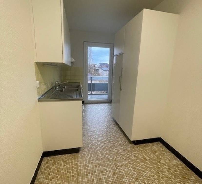 Cet appartement de 3,5 pièces, situé au 6? étage, vient d\'être rafraîchi et est prêt pour une nouvelle location. Il se trouve dans un quartier calme et résidentiel, à proximité immédiate des commerces, écoles et transports publics.