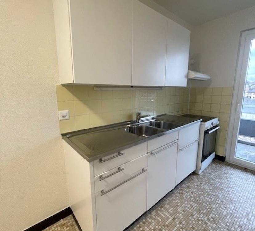 Cet appartement de 3,5 pièces, situé au 6? étage, vient d\'être rafraîchi et est prêt pour une nouvelle location. Il se trouve dans un quartier calme et résidentiel, à proximité immédiate des commerces, écoles et transports publics.