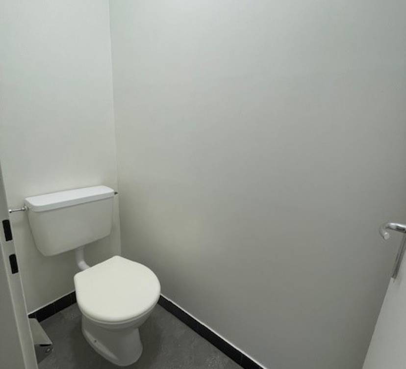 Cet appartement de 3,5 pièces, situé au 6? étage, vient d\'être rafraîchi et est prêt pour une nouvelle location. Il se trouve dans un quartier calme et résidentiel, à proximité immédiate des commerces, écoles et transports publics.