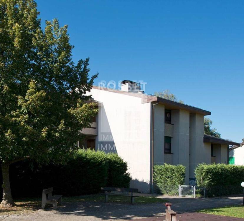 Appartement de 4 pièces au rez en campagne Genevoise se composant de la manière suivante : 