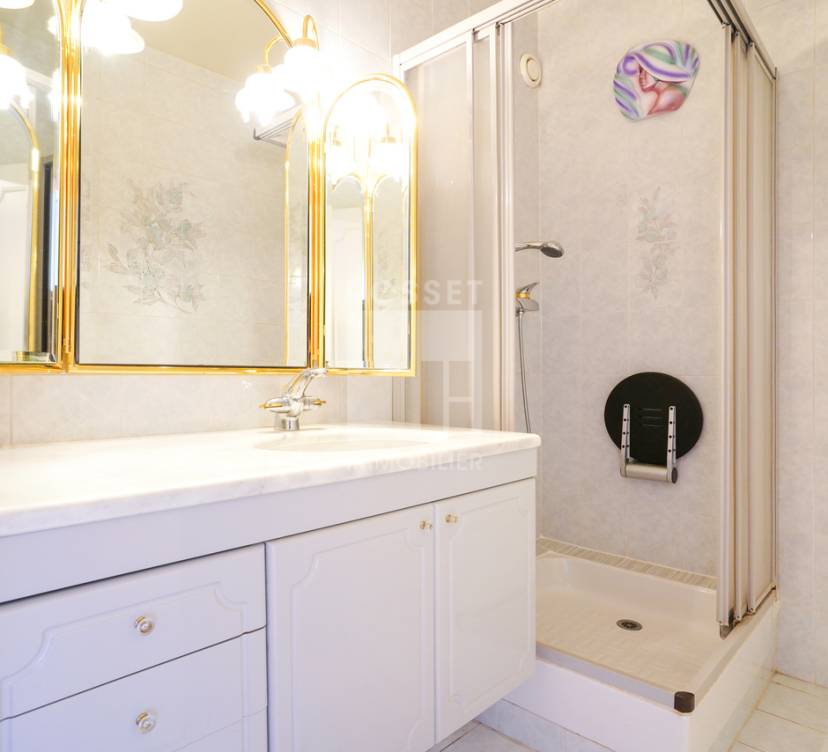 En exclusivité - Bel appartement de 5 pièces à rénover Exclusive - Beautiful 5-room apartment to renovate