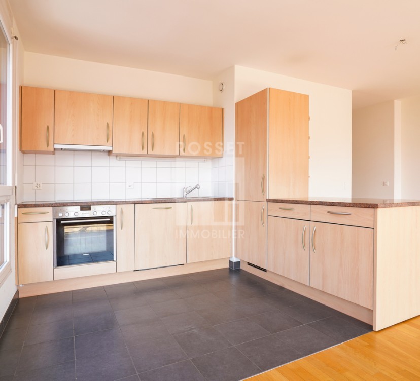 En exclusivité - Bel appartement de 4 pièces en plein centre Exclusive - Beautiful 4-room apartment in the center of town