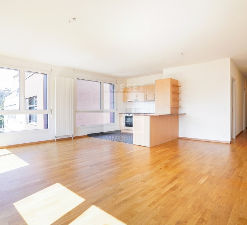 En exclusivité - Bel appartement de 4 pièces en plein centre Exclusive - Beautiful 4-room apartment in the center of town