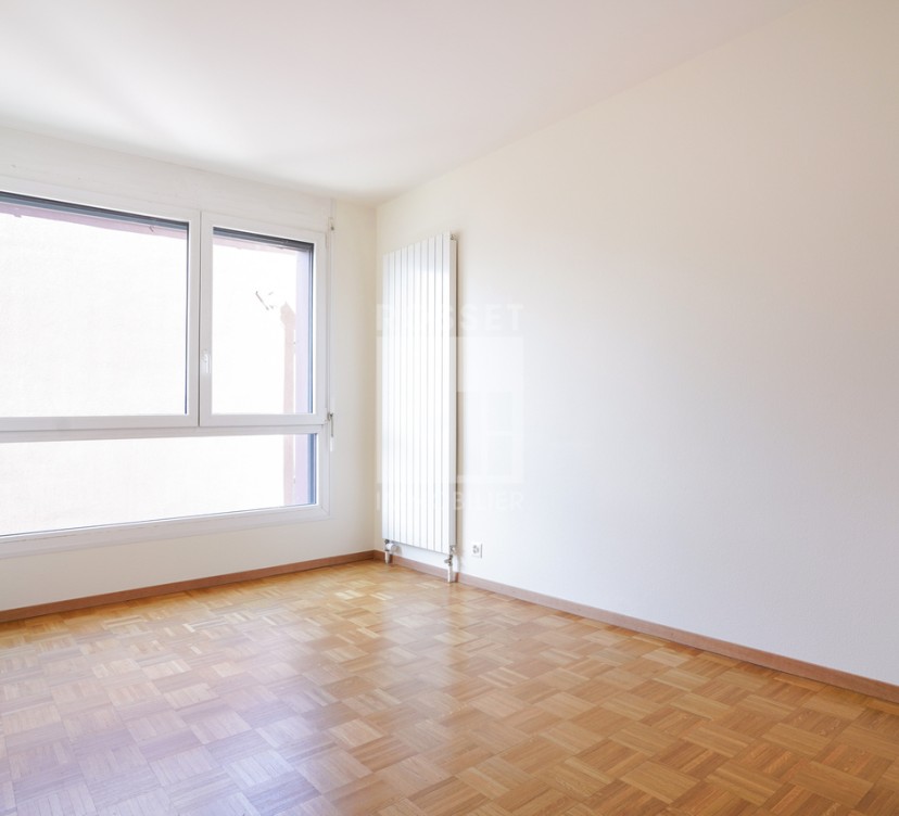 En exclusivité - Bel appartement de 4 pièces en plein centre Exclusive - Beautiful 4-room apartment in the center of town