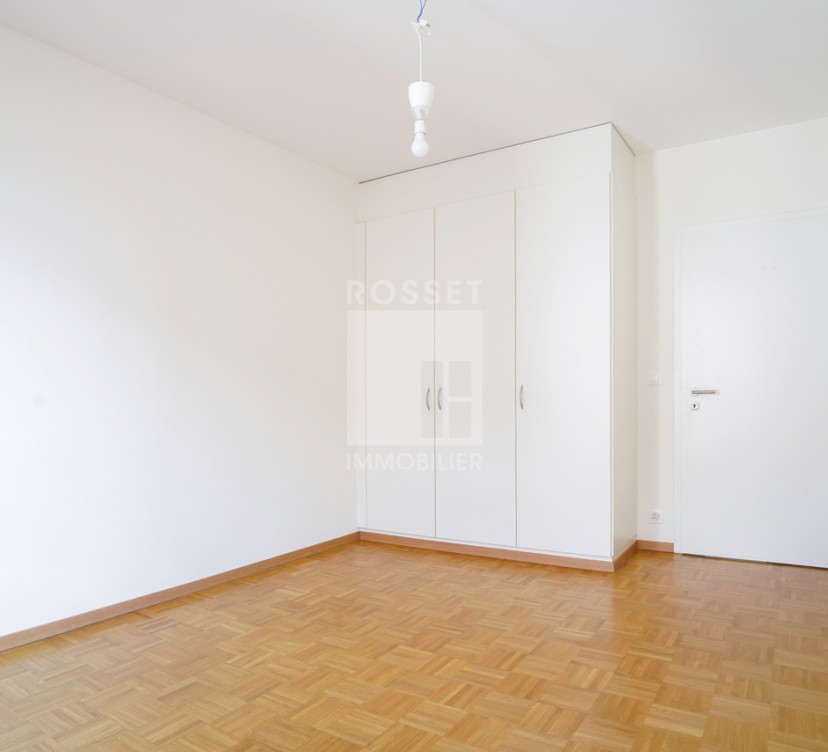 En exclusivité - Bel appartement de 4 pièces en plein centre Exclusive - Beautiful 4-room apartment in the center of town